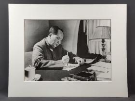 【影像书屋】延安时期，毛主席书写，大幅黑白老照片一张，45*33厘米，KJ14