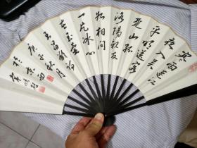 （本店为答谢新老书友，本商品特价， 快递包邮）。王昌龄诗——寒雨连江夜入吴，平明送客楚山孤。洛阳亲友如相问，一片冰心在玉壶。北京书家精品力作。书写在10寸竹上大漆大扇骨洒金书法成扇上。八十年代陈墨书写。