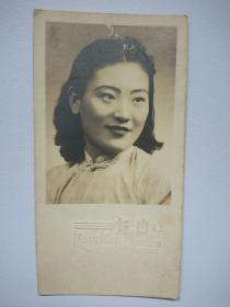 民国时期 上海良友照相馆拍摄 旗袍女子半身照 优雅微笑半身照黑白照片一张
