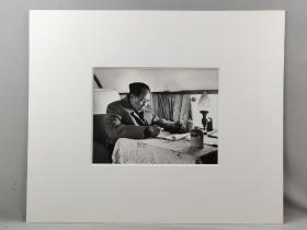 【影像书屋】60年代，毛主席在飞机上，大幅原版老照片一张，麻面厚纸，清晰度高，尺寸:30*22厘米，侯波摄影，VM01