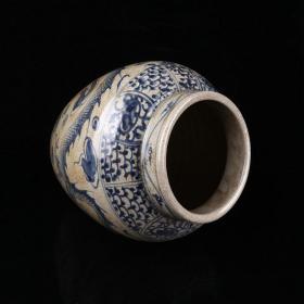 青花开片龙纹大罐
高26.5cm，宽20cm