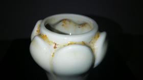 德化象牙白瓷狮耳蒜头瓶，28公分高，做工精细，器型优美。釉色莹润，白如象牙。铁锈土锈遍布内外，为大开门器物，大清乾隆时期精品。