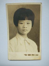 50年代短发衬衣女青年泛银半身照黑白照片一张