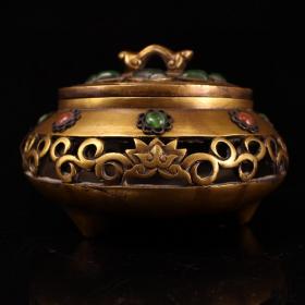 珍藏收老纯铜纯手工打造镶嵌宝石熏香炉
重1076克  高9厘米  宽12厘米