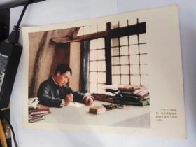 8开**毛主席像宣传画:一九三八年五月，毛主席在延安窑洞中写作《论持久站》