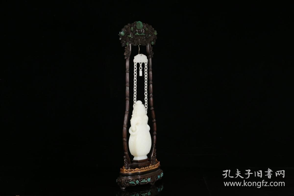 旧藏：新疆和田玉缠枝花卉纹带盖吊瓶