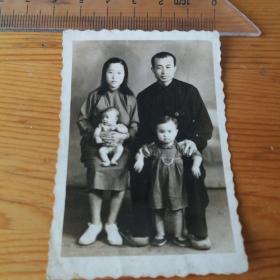 全家福 老照片【年轻夫妇和一儿一女合影，孩子额头大，眼睛亮，母亲穿大褂】照片背面手写(最高指示，毛主席书)