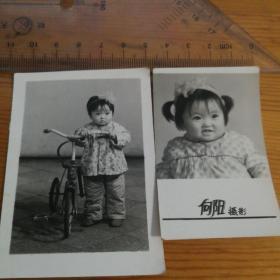漂亮小娃娃带同样发卡，不同年龄照片(一个长发，一个短发)