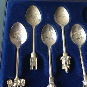 英国制镀银工艺勺一套5件，应该6件少1件，勺内刻有伊丽莎白二世英文字样，勺柄背铸字“W.A.P.W. gtbritain silver plated”