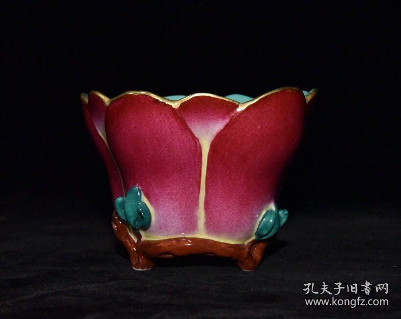 清代雍正胭脂红描金花瓣杯
