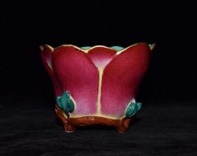 清代雍正胭脂红描金花瓣杯