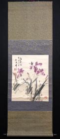 著名畫家【李庚年】花鳥立軸，畫芯43*53㎝，紙本綾裱，品相如圖有折痕。
李庚年，1951年生于西安，擅山水、花鸟画。《人民日报》、中央电视台评价其山水、花鸟画作品：“题材广泛、变化微妙、灵秀飘逸、神思潇洒
现为中国美协会员，陕西省美协理事，陕西省花鸟画研究会常务副会长、秘书长，陕西省职工美术家协会名誉主席等。