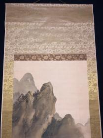 A32回流老字畫精品山水【団藍舟】大幅牽馬圖，畫芯51*130㎝，絹本綾裱骨質軸頭，品相如圖老舊折痕。
【团蓝舟】日本画
1873～?(明治六～?)名英夫，字土敬，号知章，
一作智章。德岛县德岛市生人。从川端玉章学圆山派绘画。后任教于川端画学校。曾为天真会干事，巽画会会员。人物、花鸟、动物兼工，尤以山水最佳。