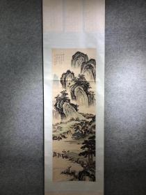 冯忠莲山水  画心尺寸125厘米✖️40厘米
冯忠莲(1918年9月—2001年5月)，著名女画家，古画临摹师祖籍广东顺德，1918年生于天津，是中国现代国画巨擎陈少梅先生的夫人和得意门生。