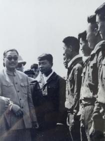 1964年贺龙陪同周恩来总理和朱德委员长视察空军地勤人员照片，新华社资料照片，保存品相绝佳