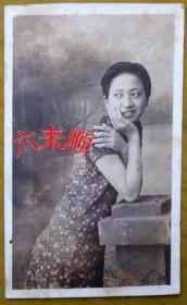 【民国老照片】民国旗袍美女，回眸一笑百媚生。照相馆布景。1939年，看背题