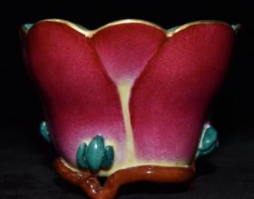 清代雍正胭脂红描金花瓣杯