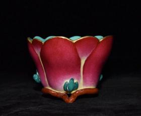 清代雍正胭脂红描金花瓣杯