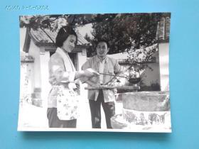 1983年戏曲电影莱芜梆子《红柳绿柳》黑白照“拐豆腐，红柳，满仓”一张，传统戏曲文化精髓-----莱芜梆子经典剧目【红柳绿柳】，是山东电影制片厂成立拍摄的第一部作品