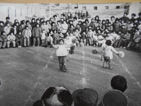 老照片【80年代，幼儿园小朋友表演节目】