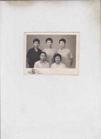 南昌服务大楼摄影部所拍老照片：一家五口合影，父母三儿子