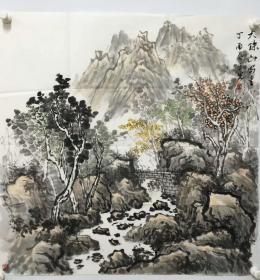  保真名家字画，纪玉光，斗方山水
号，玉峰山人，1960年生人，现居青岛。自幼酷爱美术，76年一87年先后师从纪春浦，张鸿儒，唐秀玲，曾先国，赵建民等老师。2013年拜读于西安美院赵步唐教授山水画高研班，2014年至今就读北京大学范扬导师高研班，美术报季乐胜导师高研班，中国艺术研究院刘彦水导师入室弟子。现为山东省美协会员，国家一级美术师，北京大学校友会书画协会理事，北大范扬导师工作室画家