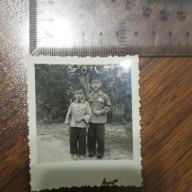 老照片 【带毛像，手持红宝书的两个小男孩】