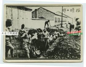 民国侵华日军挖战壕，拍摄于1930年代淞沪抗战时期老照片