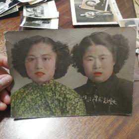 大幅手工上色 姐妹留影老照片 【照片字迹印反了(姐妹留影，72.7.1)】