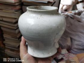 清代德化窑单色釉白瓷将军罐。