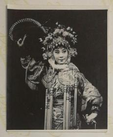 八十年代戏曲演员杨文芬饰演《金赛莲》黑白演出剧照照片1枚，背面有手写字迹