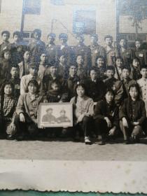 老照片：中华儿女志在四方      有毛林像，注意林彪像面部