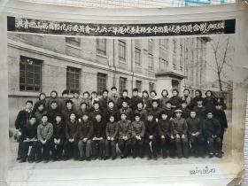 1960-1965年老照片:1.共青团山西省轻化厅委员会1962年度优秀支部全体团员优秀团员合影1963.3.2（太原开明照相馆）  2.山西轻工业学校化工401班毕业留念1965.8.8于江苏丹阳（公私合营青峰照相馆）  3.共青团山西省轻工业厅委员会第一届委员支部书记合影1962.3.21 4.山西省轻工业厅欢送1960年首批下放干部合影1960.12.15福利照相馆共计4张合售应该是同一人