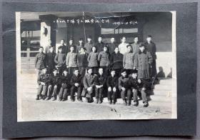 1958年 中国人民解放军空字2538部队军人服务社全体人员合影照片一枚（此部队是“老八校”中国人民解放军第八航空学校的前身，曾用名：中国人民解放军空字908部队、2538部队、2991部队、空字023部队、空字631部队、中国人民解放军第一航空机务学校、中国人民解放军空军第一航空机务学校、中国人民解放军空军第一航空技术专科学校、中国人民解放军空军第一航空学院、空军工程大学航空机务士官学校等。）
