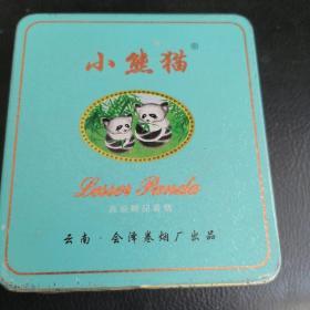 小熊猫铁烟盒2个