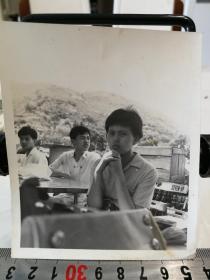 1970年6月10日香港施氏女儿施詠芬户外私宴聚餐照片，爱克发相纸，身后有屈臣氏广告和用品，珍贵的香港民俗照片，背后有签署人名