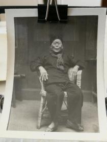 1972年香港施氏家族及老人合影照片4张，施氏女儿施咏芬照片，珍贵的香港民俗照片