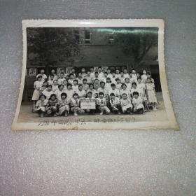 1986年回民小学六一班全体师生留念