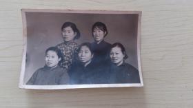 黑白老照片，5个女人合影（60年代左右）