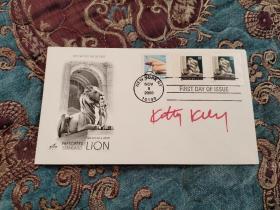 【签名封】美国著名作家 基蒂凯利 签名封，其代表作有《家族：布什王朝的真实故事》美国记者与作家协会曾授予她1987年度的“杰出作家奖”，以表彰她“在大众文化方面的大无畏的著作”