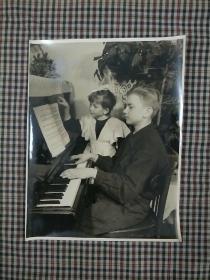 兄妹俩弹钢琴