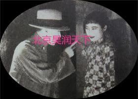 1932年明星公司出品五彩有声电影《啼笑姻缘》中的胡蝶和郑小秋