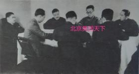 1935年联合影业公司剧本审查会人员在讨论剧本