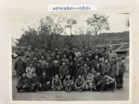 武汉地质学院师生到北京市延庆县西红山地质实习合影。时间在1977年到1982年1月之间。本照片为原武汉地质学院毕业生、中国地质大学教授彭文能、王秋棠夫妇的旧藏。