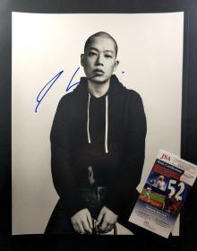 “纽约华裔时尚设计教主” 吴季刚 (Jason Wu) 大尺幅签名照片（约14×11英寸） 由三大签名鉴定公司之一JSA提供鉴定