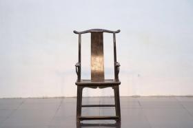 《明式文房大四》
木质：榆木 清代中期
此椅搭脑，扶手均为鹅脖式出头，线条流畅，舒张有力。尺寸宽57深43高116