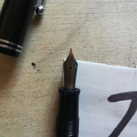 老金星钢笔（五成赤金）笔帽有一小裂痕，看图