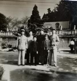 **期间读毛主席书，听毛主席话，南京人民公园1966年（横幅，背景毛主席，两小孩手带红袖章，时代特色明显）