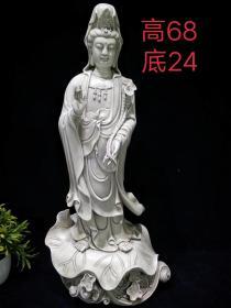 德化白瓷观音菩萨一尊，手拿莲花，开脸漂亮，做工精致，品相完整，有缘人请