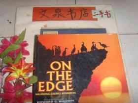 On the Edge: Balancing Earths Resources（英文原版 精装 画册）》封套边缘小撕痕